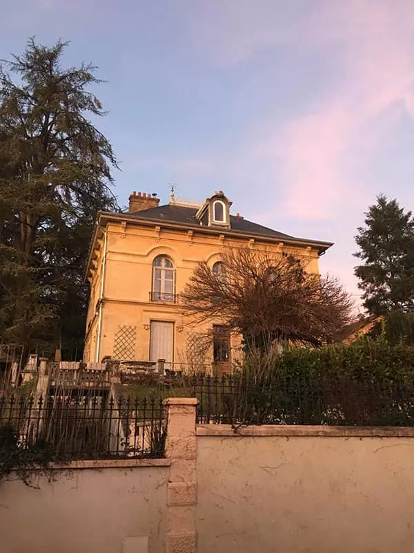 Villa vue de la rue avec le soleil couchant